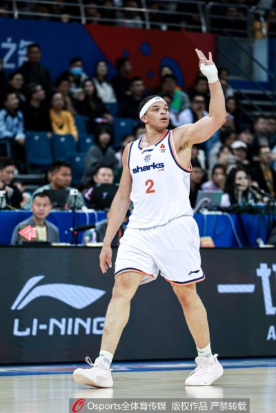记者:洛夫顿今晚是否出场赛前决定 怀特塞德没有随队来到客场
