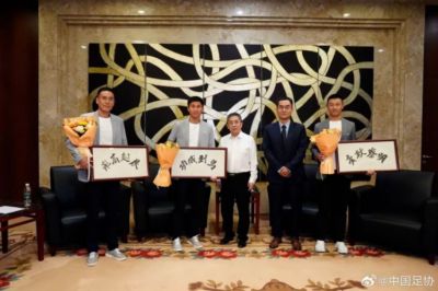 中国裁判马宁、傅明、周飞启程出征2026美加墨世界杯
