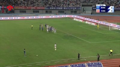 刘俊伯禁区高高跃起头球破门，泰州1-0领先苏州