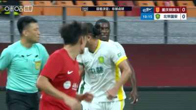 法比奥禁区内被恩加德乌拉拽倒地，主裁判回看VAR后认定不是点球