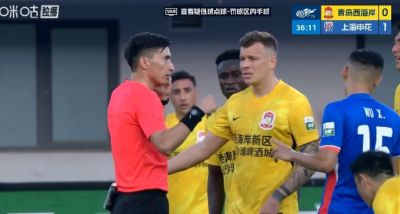 西海岸vs申花上半场，VAR多次介入，主裁麦麦提江屡次被球员围住