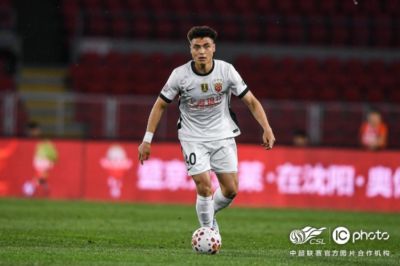 上海海港队2比3负于辽宁铁人楠波湾队