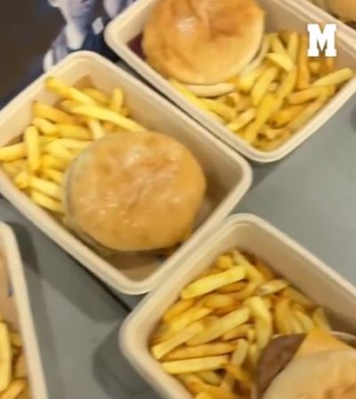 等饿了！新援戈登亮相延迟，巴萨为现场媒体准备汉堡和薯条