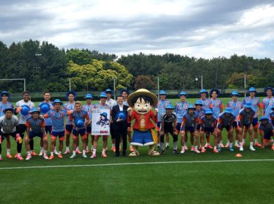 日本队今日集训前与《航海王》联动，全员头戴青色路飞草帽合影