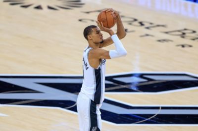 就是要多出手！文班上半场16中9砍22分奠定基调 全场28+10+2+2+3