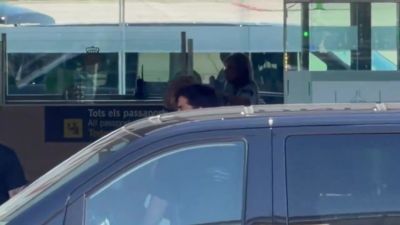 戈登抵达机场向镜头表示“我非常开心”，即将从机场出发前往体检