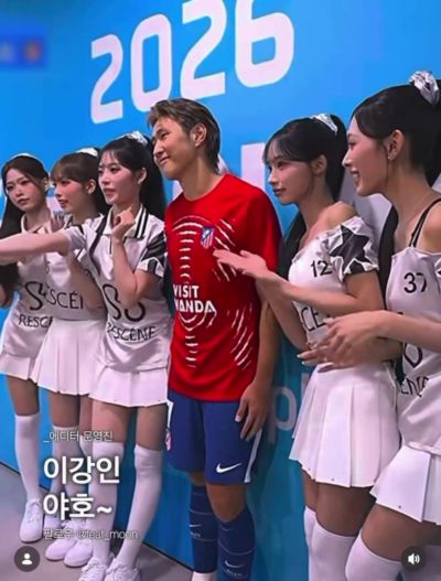 害羞了😂李刚仁与女团Rescene合影 被请求一起做手势时神情局促