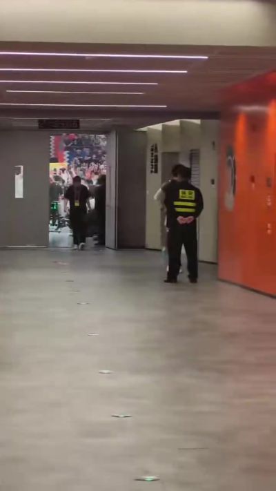 50分5助攻成空砍！广厦外援布朗致命失误被抢断 赛后离场怒踹墙壁