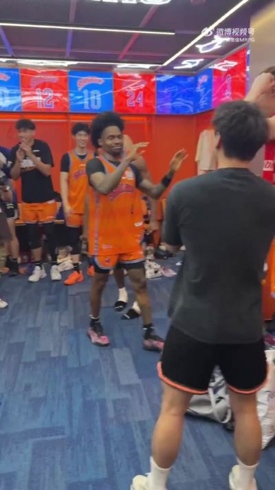 绝杀英雄！赛后上海更衣室成欢乐海洋 古德温与队友一一击掌庆祝