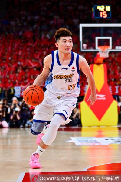 状态不佳！孙铭徽7投2中&三分4中1得到5分2板3助 正负值-7