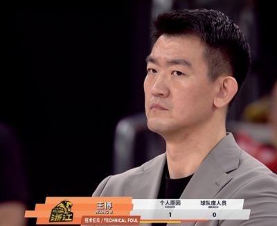 表情不好看！古德温上篮被吹犯规 王博十分不满&抱怨裁判吃T