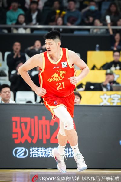 还是你最稳！胡金秋半场7中5高效拿下12分2板1助