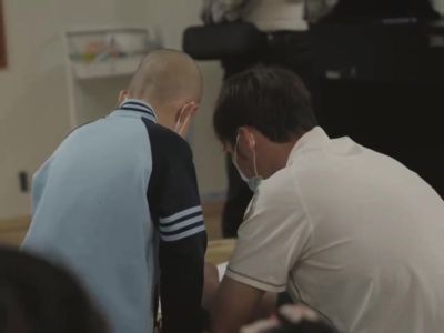 这件赛前热身球衣,是白血病小朋友们亲手打造的梦想之作🫶