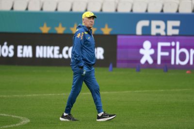 ESPN：巴西足协提供直升机接送国脚，安帅和卡塞米罗选择驾车前往