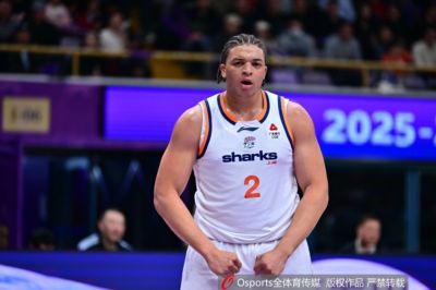 记者：白边洛夫顿重要程度毋庸置疑 上海靠牺牲&信任团结走到现在