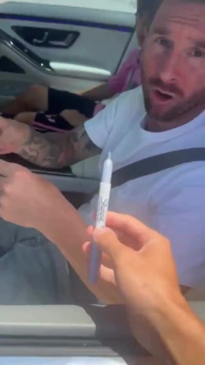 差点倒贴😂梅西用自己的笔为球迷签名，签完差点把笔也一同送出