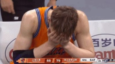 五Ga球！王哲林跳传差点骗到队友 随后超级大空位中投三不沾捂脸