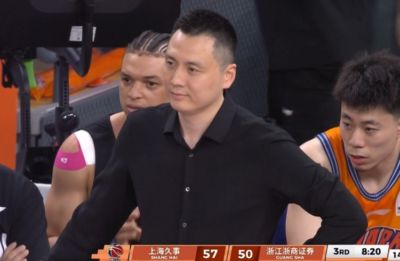 还能打吗？下半场洛夫顿贴上绷带和肌贴 坐在替补席待命