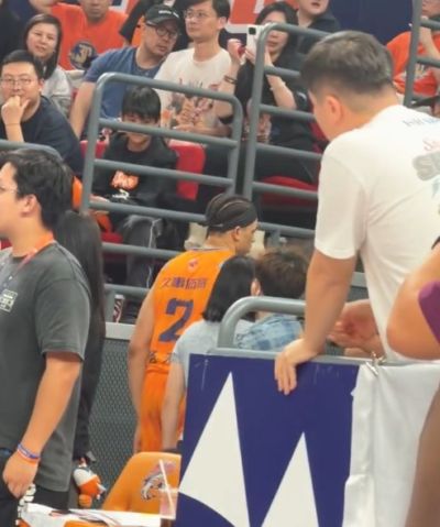 本场还会回来吗？次节洛夫顿没有上场 直接走回更衣室