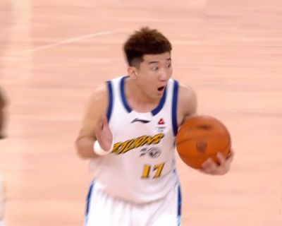 灾难！孙铭徽打到刘铮被吹进攻犯规 个人4个失误 广厦遭上海反超