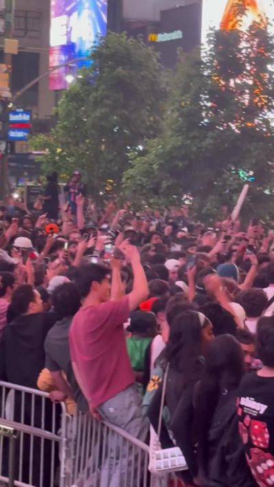 欢乐的海洋！纽约球迷街头疯狂庆祝晋级 蜘蛛侠出没&爬上房顶路牌