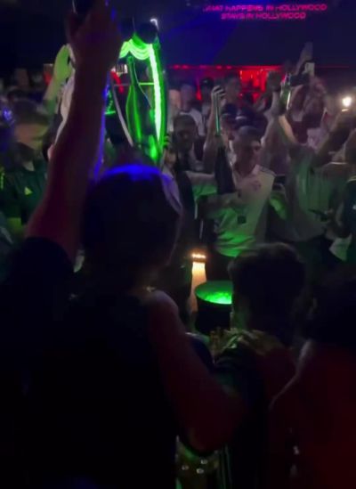 斯基拉:科莫获得欧冠资格后全队到夜店蹦迪庆祝,主帅小法也到场