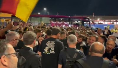 重返欧冠！罗体：数百罗马球迷在机场欢迎全队，合唱罗马队歌庆祝