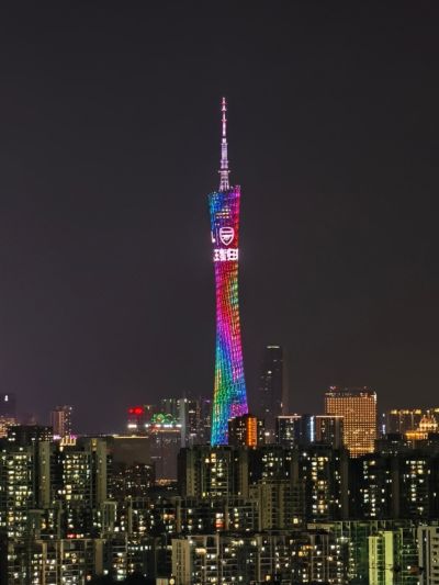 排面！阿森纳队徽点亮广州塔，配文：王者归来
