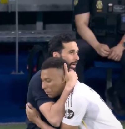 记者:握手并非姆巴佩向阿韦洛亚致意,是后者主动与他握手拥抱