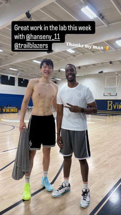 休赛期仍在加练！杨瀚森社媒晒照感谢训练师 六块腹肌清晰可见