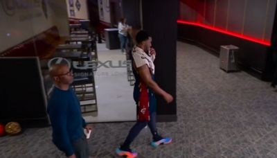 千万别伤啊！多诺万·米切尔自己走回更衣室