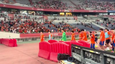 泰山队谢场球迷高喊唐田加油，克雷桑与球迷互动“we are one”