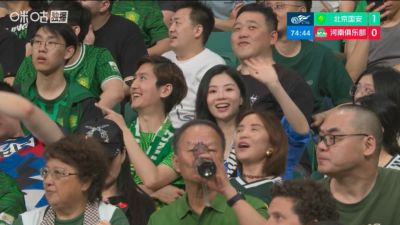 现场观战👀林梦鸽现身北京工人体育场观看中超国安vs河南