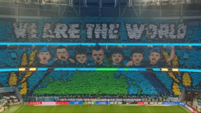 英博主场迎战蓉城 大连北看台打出“WE ARE THE WORLD”巨型TIFO