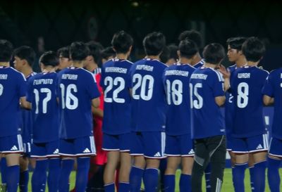 国少球员领取亚军奖牌，日本U17球员列队鼓掌