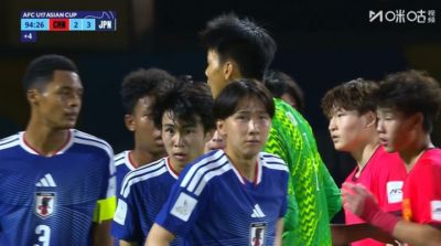 补时阶段U17国足门将秦子牛压上参与角球进攻，日本门将神扑