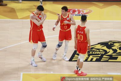 广厦与上海历史季后赛交手仅1次:21-22赛季半决赛 上海0-3广厦