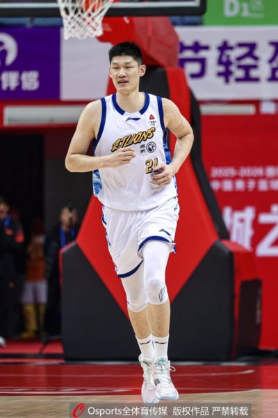 定海神针！胡金秋11中7贡献15分8板 其中6前场板