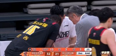 全队本场就2外援！巴吉被胡金秋造犯规 一节半时间累计3犯在身