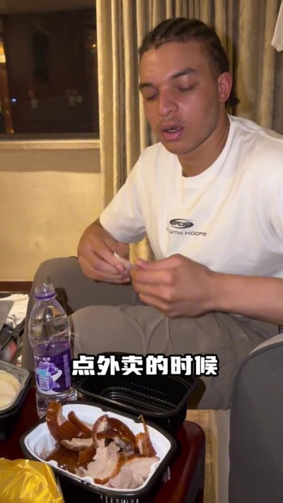 打比赛也得吃喝玩乐！洛夫顿晒视频：北京烤鸭 安排