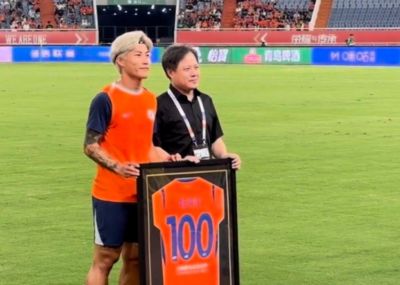 泰山vs津门虎赛前，谢文能、卡扎伊什维利获赠百场纪念球衣