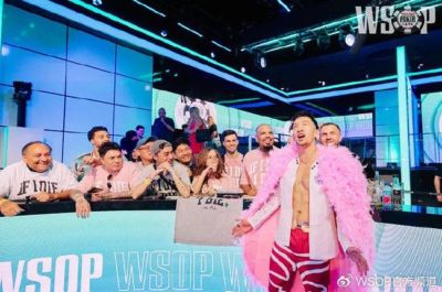 Han Feng止步WSOP主赛第五,粉色羽毛成经典