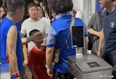 3申花球迷围攻穿武磊球衣小球迷！上海警方：寻衅滋事被行政拘留