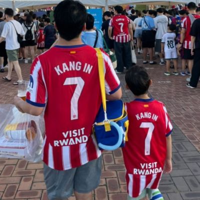对阵曼城的比赛前,大批韩国球迷身穿李刚仁球衣来到现场