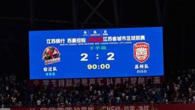 脱球衣求签名遭“截胡”无奈光膀离场 当事苏超球迷：不追究，已释怀