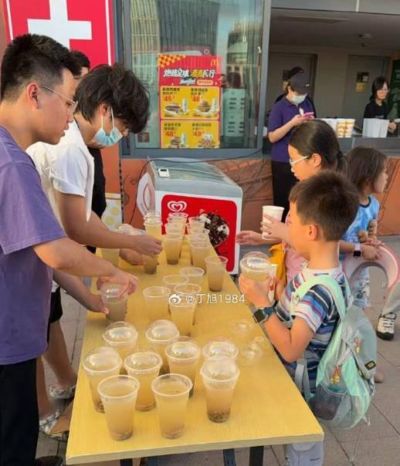 降降暑，记者：海港给客队球迷区的观众免费提供绿豆汤