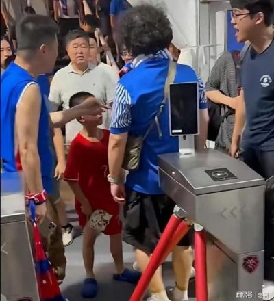 真丢人！申花球迷围攻穿武磊球衣小球迷被批无底线 律师：涉嫌寻衅滋事