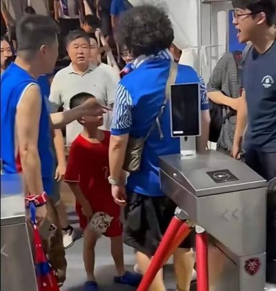 申花球迷围堵、辱骂“武磊小球迷”事件！武磊找人，韩乔生公开批评，足协暂未发布声明