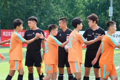 傅明亮相百队杯U15赛场,世界杯裁判亲执青少年赛事引热议