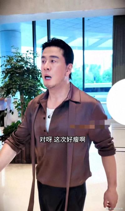 杨坤瘦了像换了个人，简单白T恤穿出清爽感，自曝酒确实喝得少了